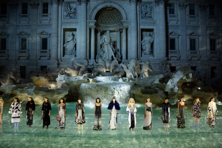Sfilata da fiaba sulla fontana di Trevi, 90 anni di Fendi.
