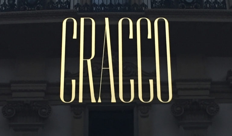 Il font usato nel logo del nuovo ristorante di Cracco? È custom type di Federico Landini, designer specializzato in branding e tipografia. Il font usato nel logo del nuovo ristorante di Cracco? È custom type di Federico Landini, designer specializzato in branding e tipografia.