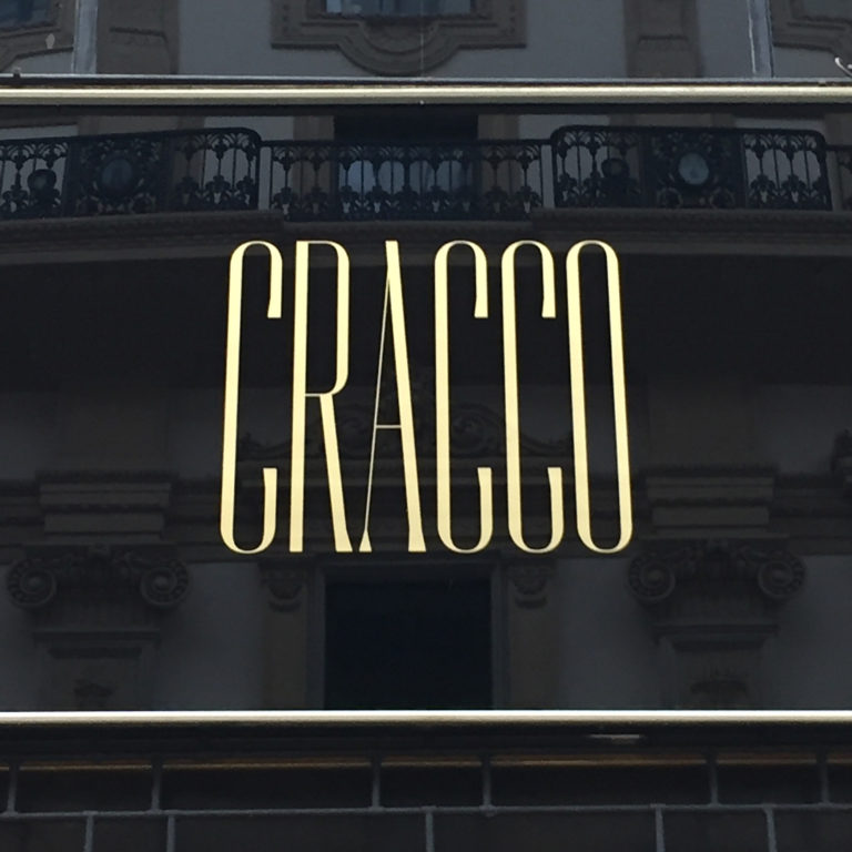 Il font usato nel logo del nuovo ristorante di Cracco? È custom type di Federico Landini, designer specializzato in branding e tipografia.