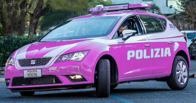 Polizia fucsia per un errore di Pantone!
