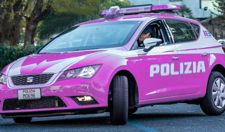 Polizia fucsia per un errore di Pantone! Polizia fucsia per un errore di Pantone!