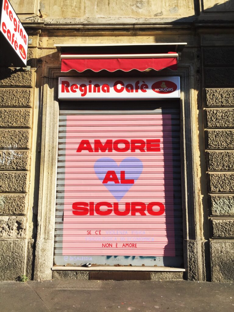 Dalle saracinesche chiuse gli artwork di studentesse e alumni IED gridano NO alla violenza di genere